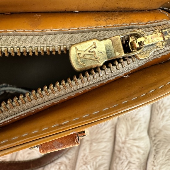 Louis Vuitton Houston Vernis Monogram - Picture 9 of 10